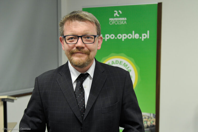 Zdjęcie nr 3 z galerii: Akademia Młodych Serc, „Nowe technologie i rozwiązania w służbie seniorom – szanse i możliwości", prowadząy: Łukasz Żmuda, Dyrektor Oddziału Opolskiego Państwowego Funduszu Rehabilitacji Osób Niepełnosprawnych